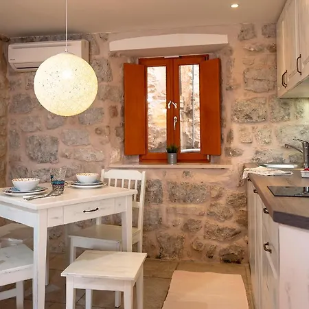 Imperia - Chic! Place With Balcony Apartment